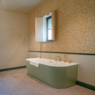 Vrijstaand groen bad met tegelwand — projectfotografie voor Wolffs Kitwerken